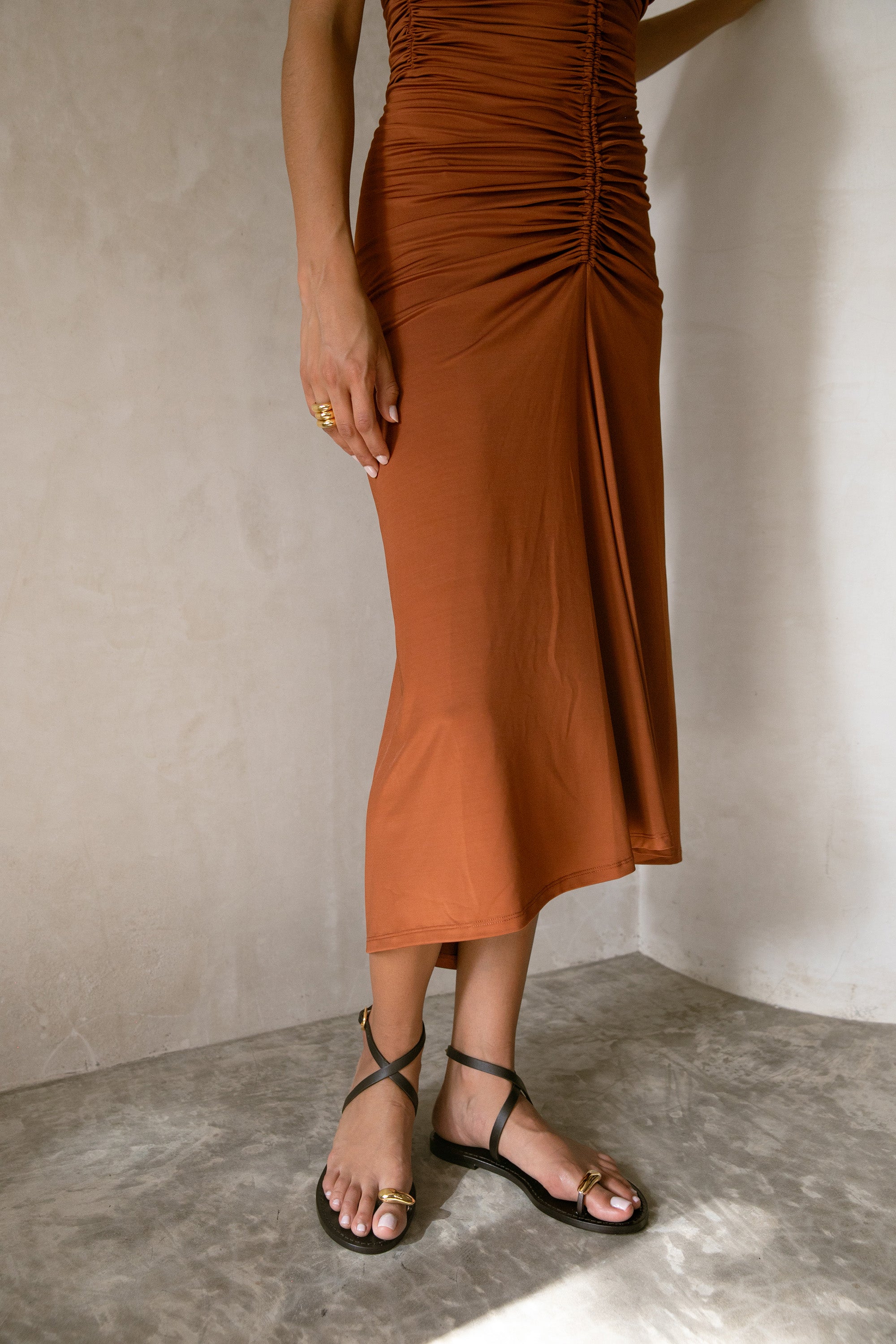 Chic toe ring sandals with intricate designs. These gold toe sandals are handcrafted by artisans, offering stylish and elegant options for any wardrobe.