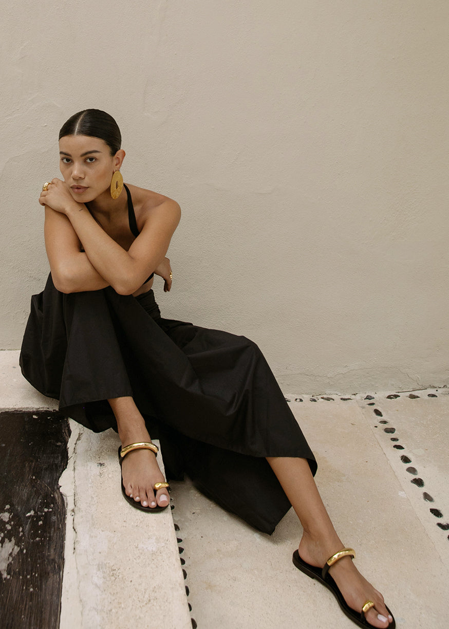 Chic toe ring sandals with intricate designs. These gold toe sandals are handcrafted by artisans, offering stylish and elegant options for any wardrobe.
