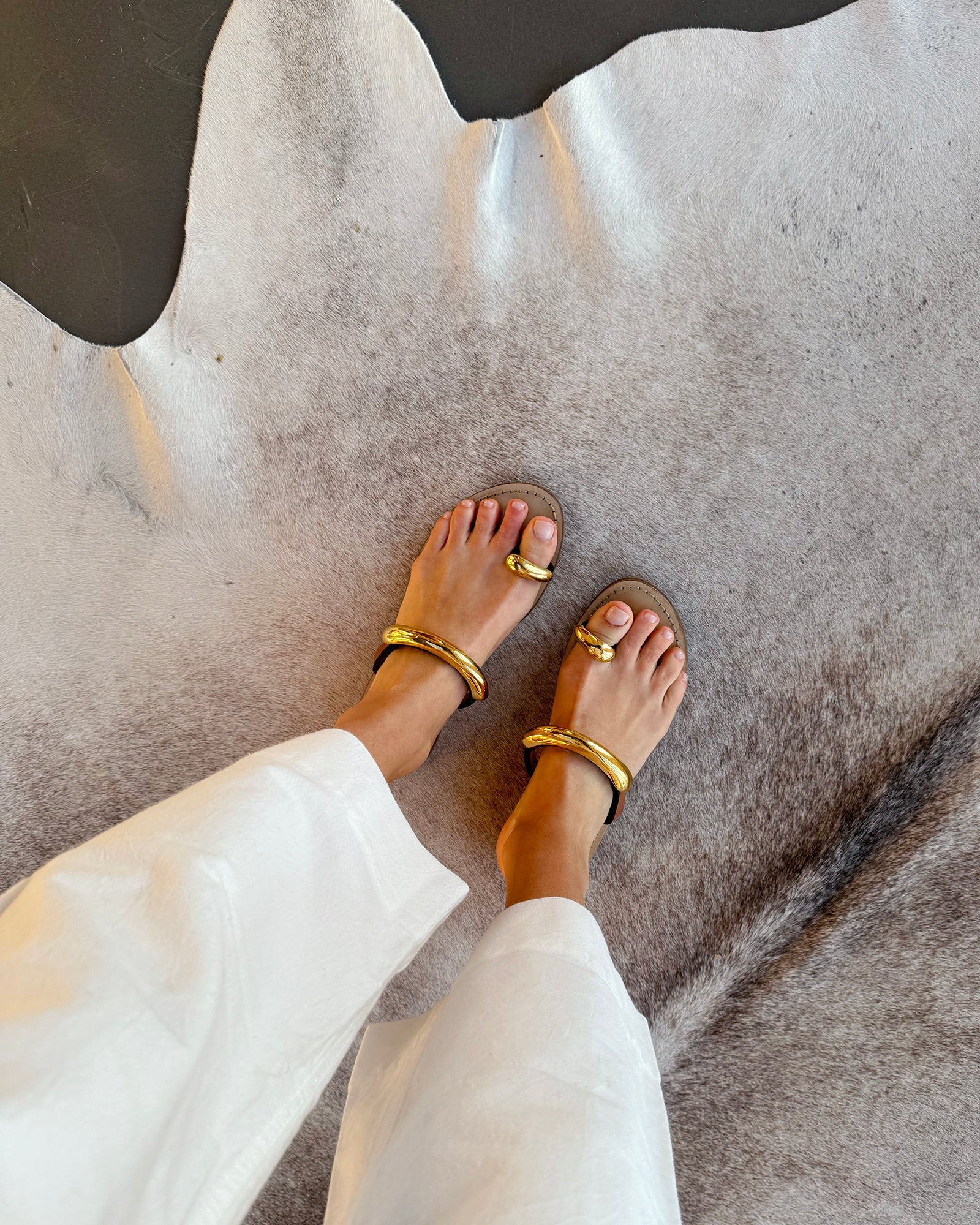 Chic toe ring sandals with intricate designs. These gold toe sandals are handcrafted by artisans, offering stylish and elegant options for any wardrobe.